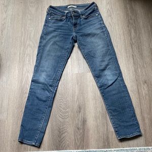 SIZE 26 | 711 SKINNY LEVI JEANS